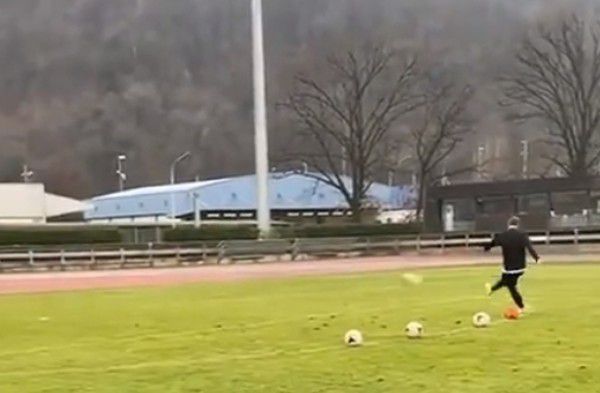本轮英超，曼城2-1逆转击败卢顿结束4轮不胜，不过赛后的大部分焦点在瓜迪奥拉身上，他被拍到在半场结束时斥责第四官员没有多给时间，此后他又离开自己的区域庆祝进球。